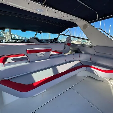 Botel Flat Boat - Luxuryborder Lissabon