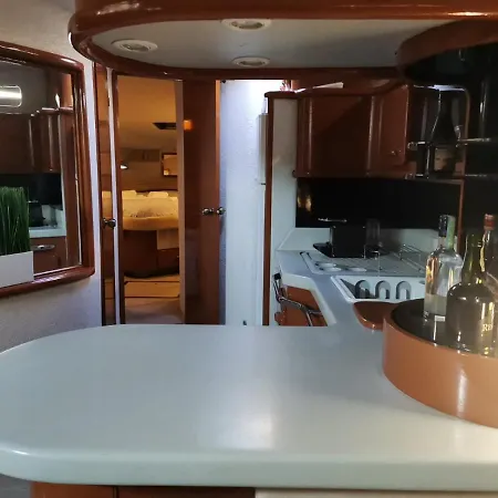 Botel Flat Boat - Luxuryborder *