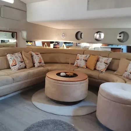 Botel Flat Boat - Luxuryborder *