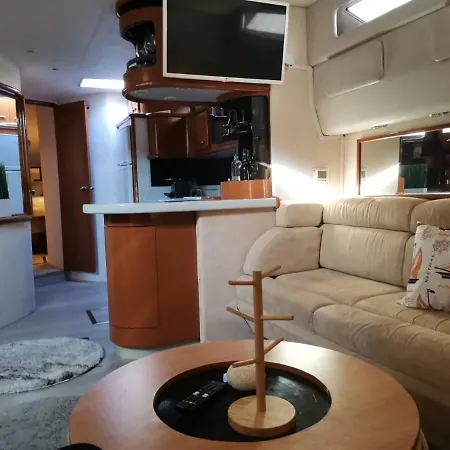Botel Flat Boat - Luxuryborder *